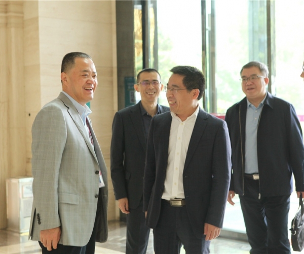 商务部国度茧丝绸协调办公室副司长陈平，西宁市委常委、副市长杜际鹏莅临调研领导